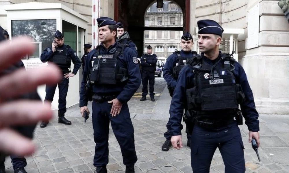 Συναγερμός στη Γαλλία: Ένοπλος κρατά ομήρους 2 γυναίκες